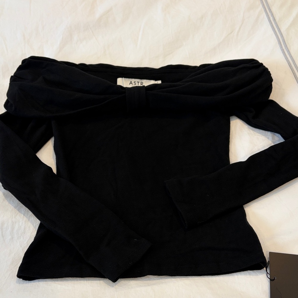 Astr The Label Sansa Gathered Off-Shoulder Top